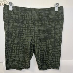 Fabletics - Define PowerHold® High-Waisted 9'' Short- Safari Crocodile - 4x